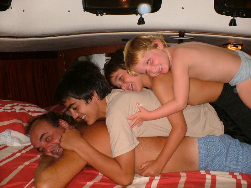 Paizao e seus filhotes no barco