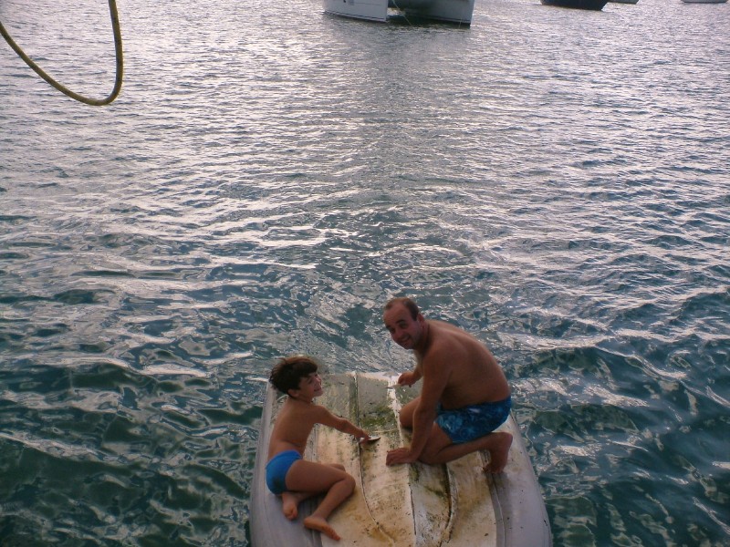 Limpando craca do bote