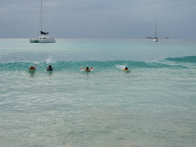 Surfando em Savanah Bay em BVI